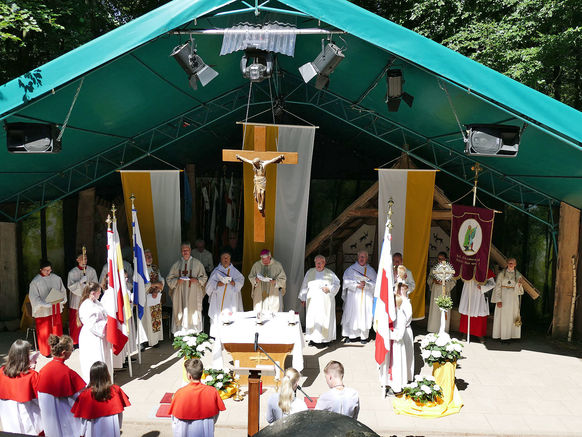 Festgottesdienst zum 1.000 Todestag des Heiligen Heimerads auf dem Hasunger Berg (Foto: Karl-Franz Thiede) Festgottesdienst zum 1.000 Todestag des Heiligen Heimerads auf dem Hasunger Berg (Foto: Karl-Franz Thiede)